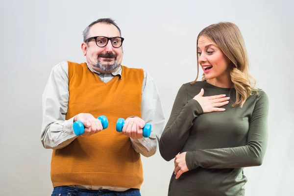 Nerdy homem está mostrando sua força — Fotografia de Stock