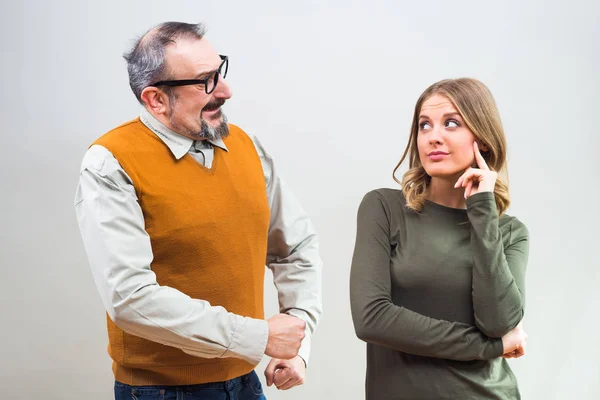 Hombre nerd tratando de llamar la atención de la mujer hermosa — Foto de Stock