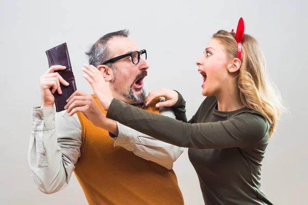 Nerdy man geld van de vrouw te verbergen — Stockfoto