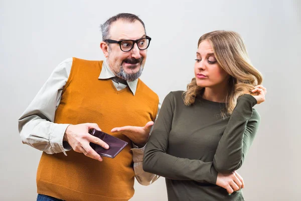 Uomo nerd mostrando la sua ricchezza ad una bella donna — Foto Stock