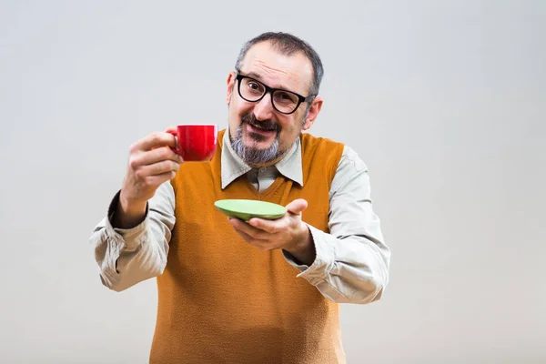 コーヒーを飲みながらオタクの男 — ストック写真