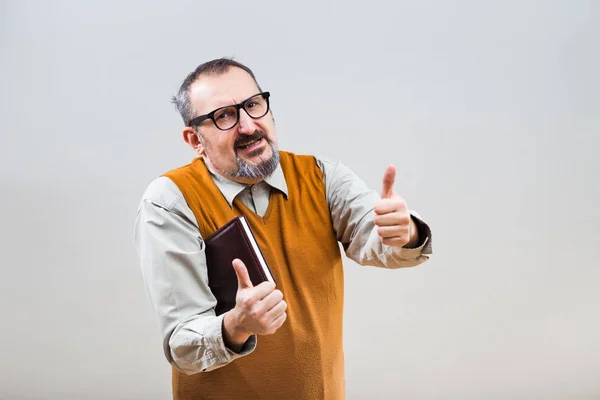 Nervöser Geschäftsmann zeigt Daumen hoch — Stockfoto