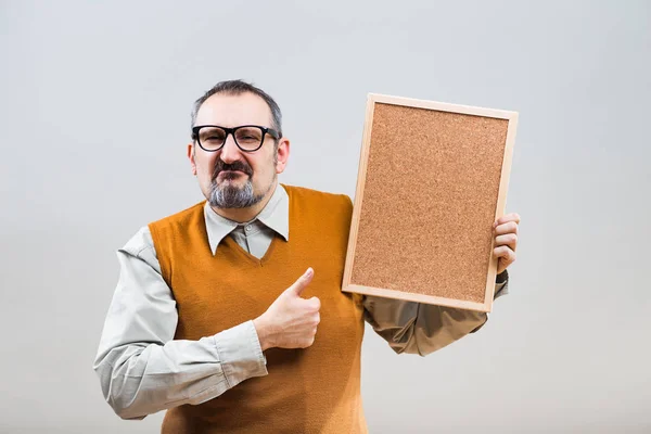 Nerdy zakenman met lege cork board duim opdagen — Stockfoto