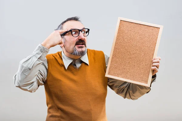 Empresario nerd pensando con tablero de corcho vacío — Foto de Stock