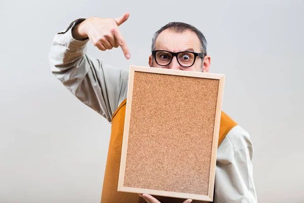 Homem de negócios nerd com placa de cortiça — Fotografia de Stock