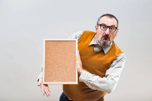 Homem de negócios nerd confuso com placa de cortiça vazia — Fotografia de Stock
