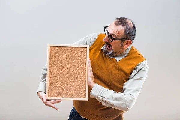 Homem de negócios nerd chocado com placa de cortiça vazia — Fotografia de Stock