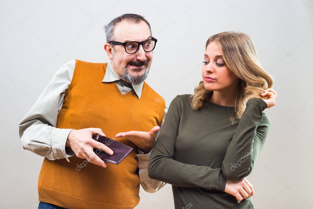 Nerdy man showing his wealth to a beautiful woman
