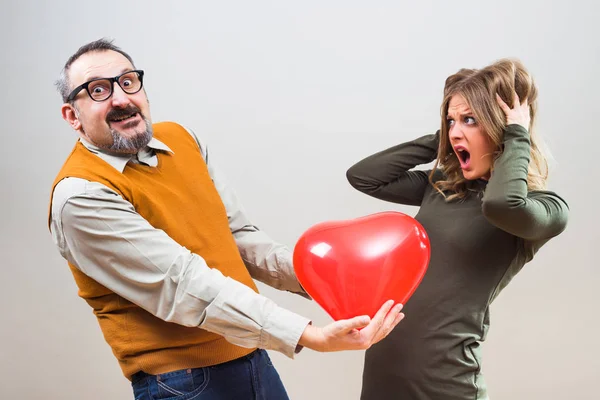 Frau lehnt Liebe zu einem nerdigen Mann ab — Stockfoto