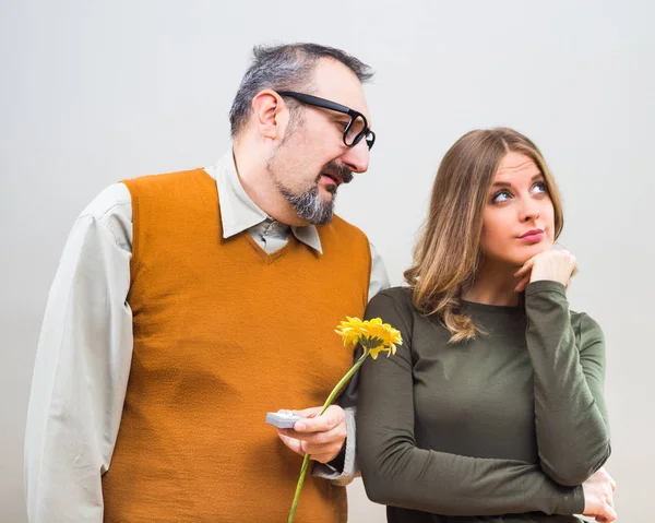 Mulher rejeita proposta de um homem nerd — Fotografia de Stock