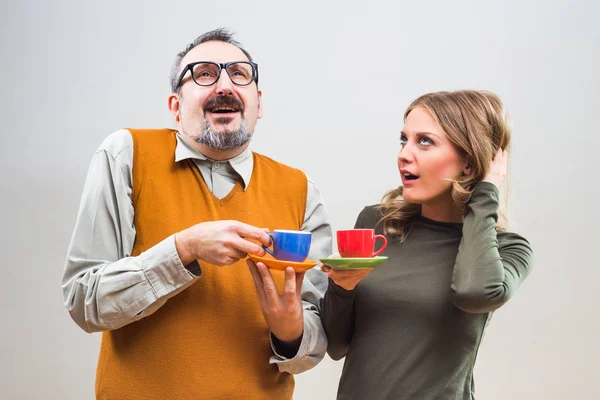 Nerdy man och vacker kvinna dricker kaffe — Stockfoto