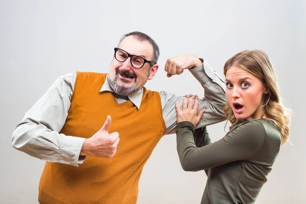 Nerdy homem está mostrando sua força — Fotografia de Stock