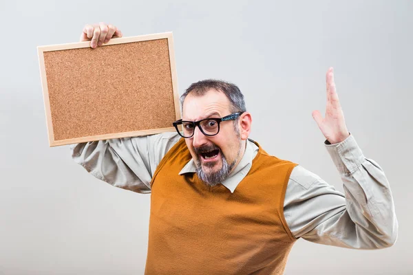 Nerdy homem de negócios em pânico segurando placa de cortiça vazia — Fotografia de Stock