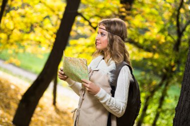 Seyahat etmek harita tutarak Boho kız