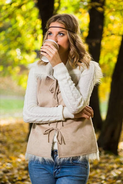 Boho menina beber café — Fotografia de Stock
