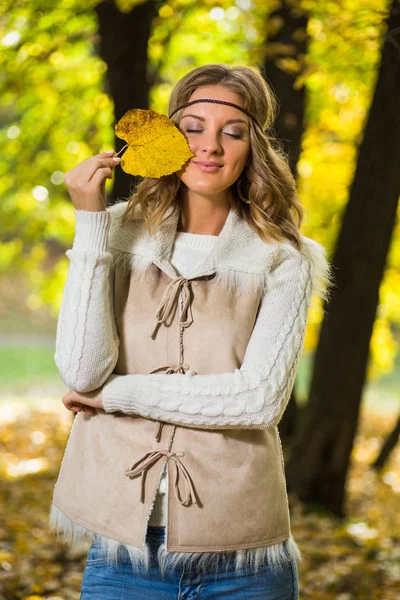 Boho meisje geniet in de herfst — Stockfoto