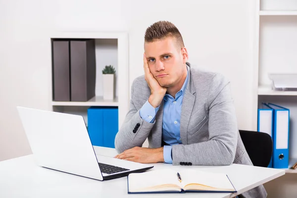 Deprimido hombre de negocios en su oficina —  Fotos de Stock