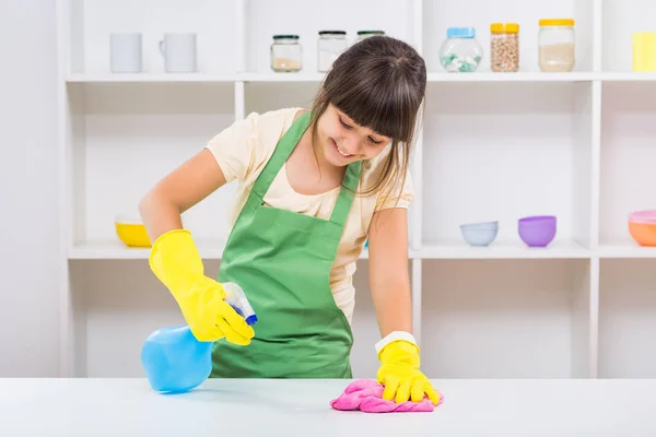 Kleines Mädchen beim Putzen — Stockfoto