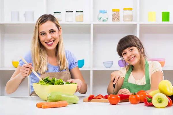 Anne ve kızı sağlıklı yemek yapma — Stok fotoğraf