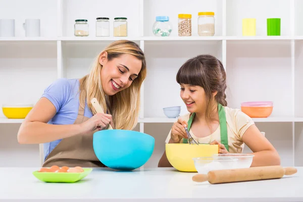 Mãe e filha preparando comida — Fotografia de Stock