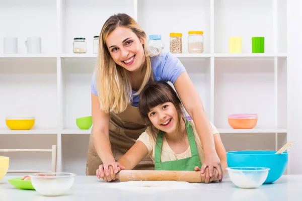 Mother and daughter rolling dough — Stock Photo, Image