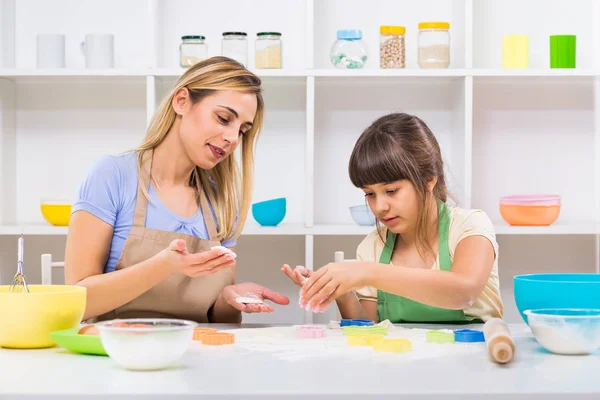 Mãe e filha fazendo biscoito — Fotografia de Stock