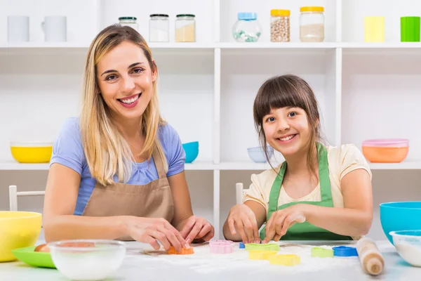 Mother and daughter making cookie — Stock Photo, Image
