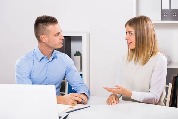 Affärsman intervjuar kandidat för jobbet — Stockfoto