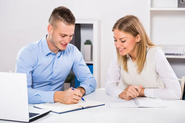 Businesswoman and businessman working — Stock Photo, Image