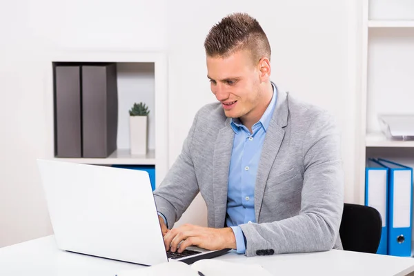 Geschäftsmann mit Laptop — Stockfoto