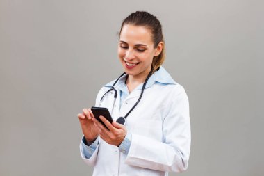 Kadın doktor istimal hareket eden telefon