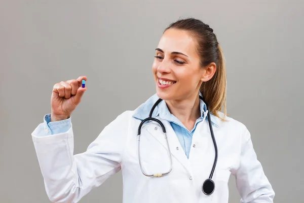Female doctor holding capsule — Stock Photo, Image