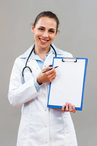 Médica feminina segurando prancheta — Fotografia de Stock