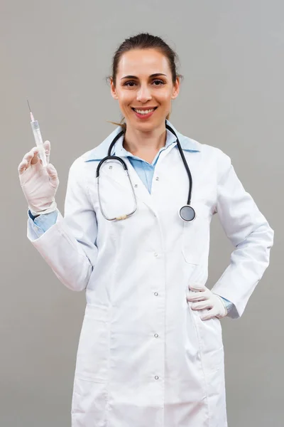 Médico femenino sosteniendo inyección — Foto de Stock