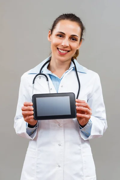 Kadın doktor gösteren dijital tablet — Stok fotoğraf