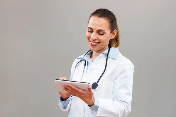 Жінка лікар використовує цифровий планшет — стокове фото