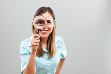 Büyüteç ile güzel hemşire