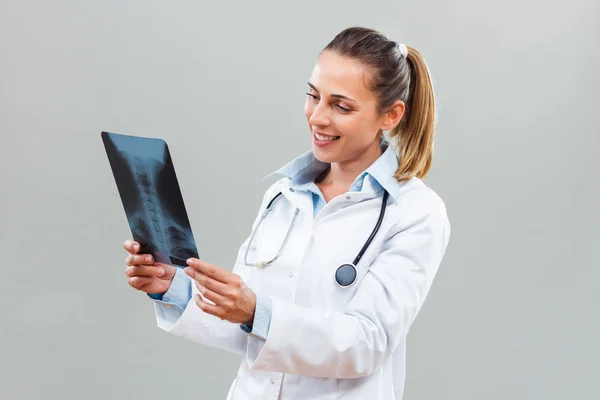 Female doctor holding x-ray — Stock Photo, Image