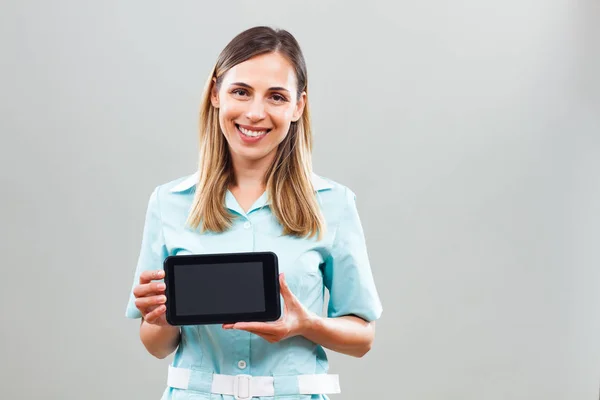 Sjuksköterskan visar digitala tablett — Stockfoto
