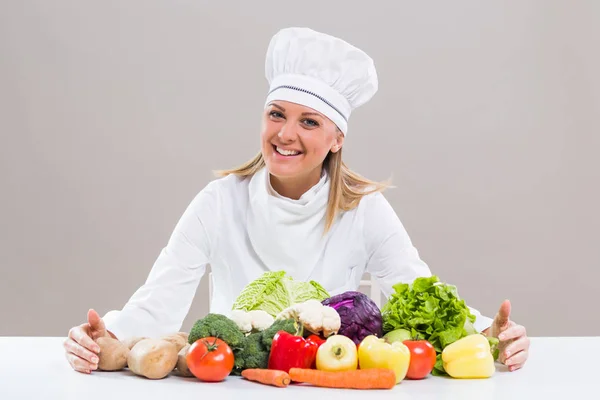 Szép chef csomó zöldség — Stock Fotó