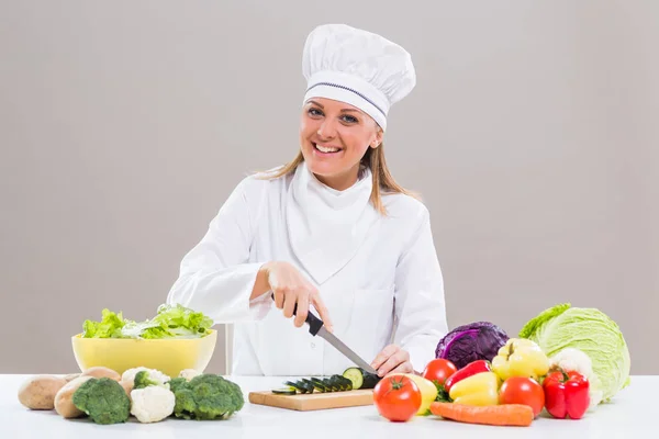 Vrouwelijke chef-kok, gezonde maaltijd maken — Stockfoto