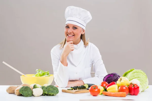 Portrét ženy šéfkuchař připravující zdravé jídlo — Stock fotografie