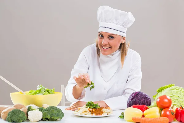 Vrouwelijke chef-kok decoratinh maaltijd bereid — Stockfoto