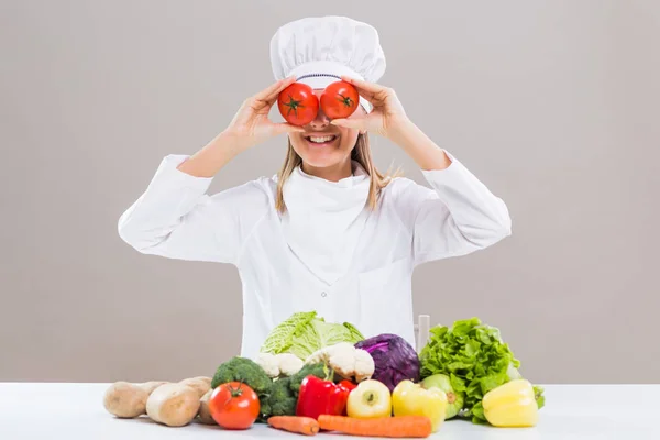 Chef donna che si copre gli occhi con il pomodoro — Foto Stock