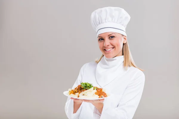 Vrouwelijke chef-kok met bereide maaltijd — Stockfoto