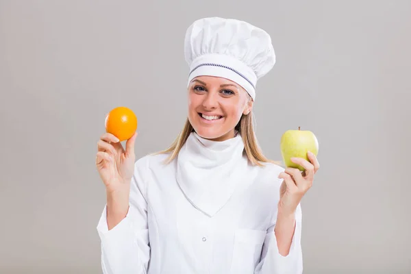 Vrouwelijke chef-kok met fruit — Stockfoto