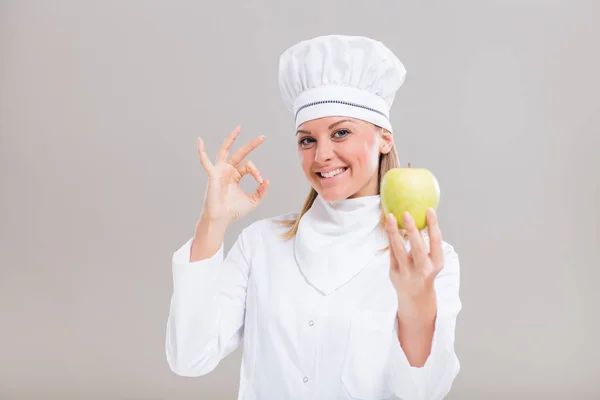 Vrouwelijke chef-kok met apple — Stockfoto