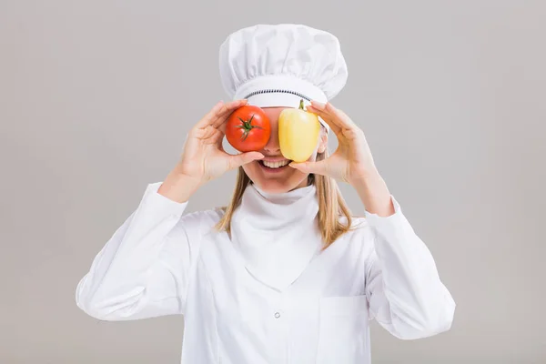 遮住她的眼睛与蔬菜的女厨师 — 图库照片