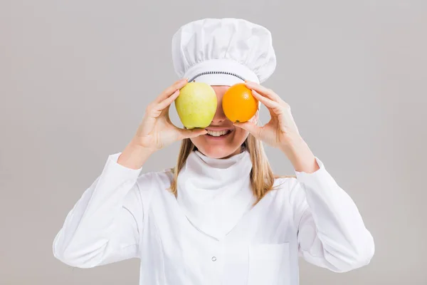 女厨师遮住她的眼睛与水果 — 图库照片
