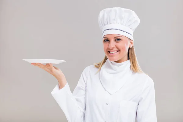 Vrouwelijke chef-kok bedrijf plaat — Stockfoto